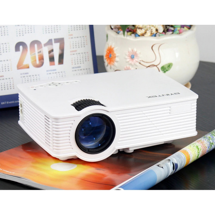 FULL HD video projektora ar ekrānu noma pasākumiem - konferencēm, bērēm, instalācijām