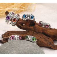 Apsudrabots gredzens mīļas pūces veidā ar krāsainām acīm akmentiņiem