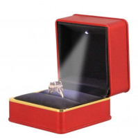 Stilīga sarkana dāvanu kastīte rotaslietām un bižutērija, ar LED apgaismojumu