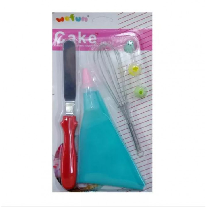 A beginner's set for decorating cakes, pastries, - a pastry bag with attachments, a spatula - a palette and a Wecake whisk